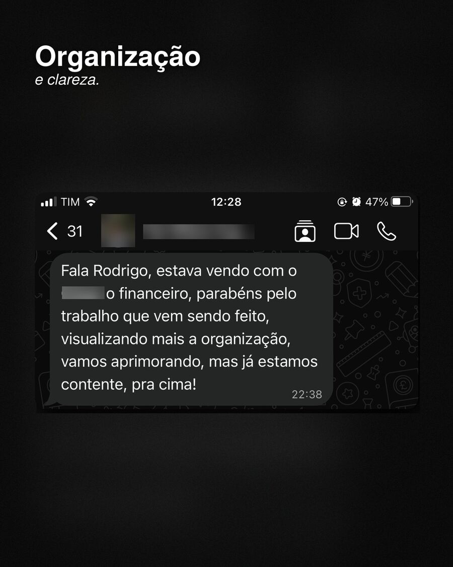 Depoimento de cliente no WhatsApp sobre organização financeira
