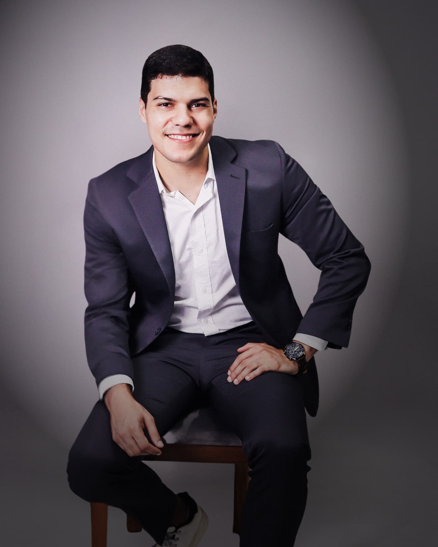 Rodrigo Damasceno de terno, sentado